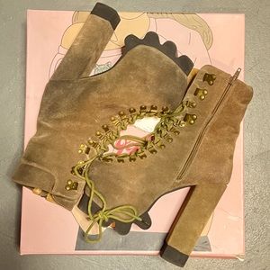 Jeffrey Campbell Suede Taupe Boot Heels 5M